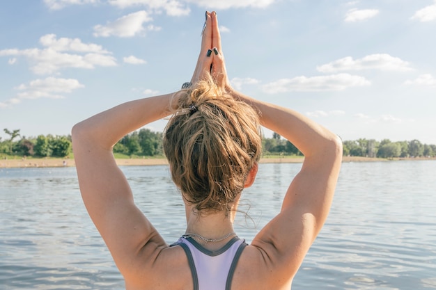 Mujer sentada y concentrándose en el río