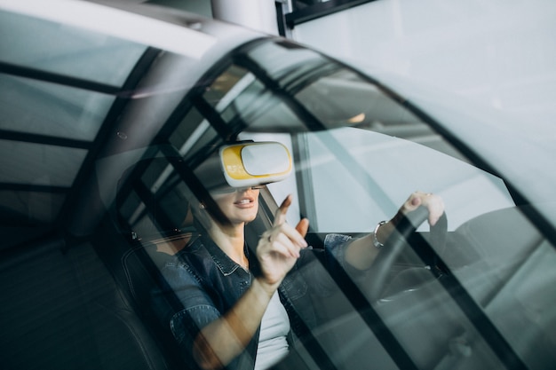 Mujer sentada dentro de un automóvil con gafas vr