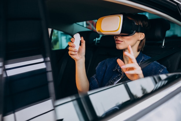 Mujer sentada dentro de un automóvil con gafas vr