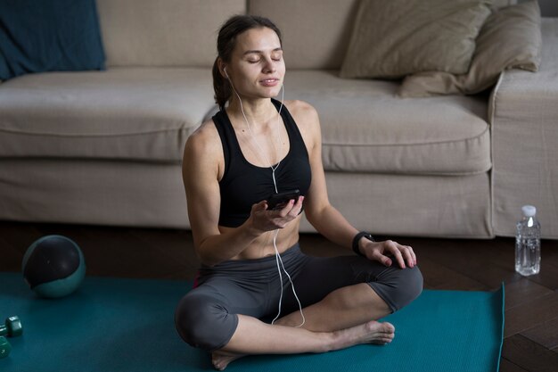 Mujer sentada y escuchando música con auriculares