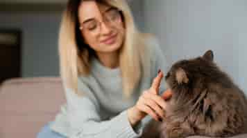 Foto gratuita mujer sentada en el interior con su gato