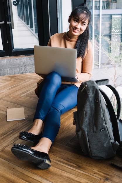 Foto gratuita mujer sentada con laptop