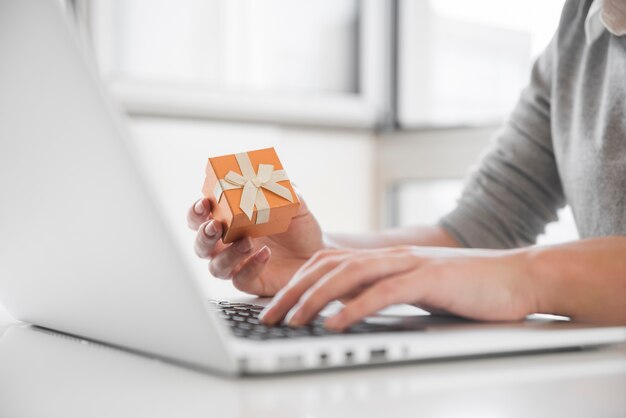 Mujer sentada a la mesa con laptop