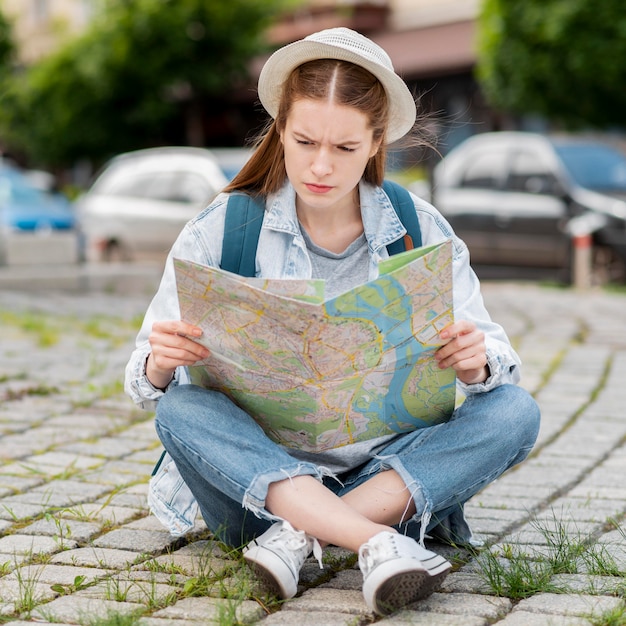 Mujer sentada y mirando un mapa