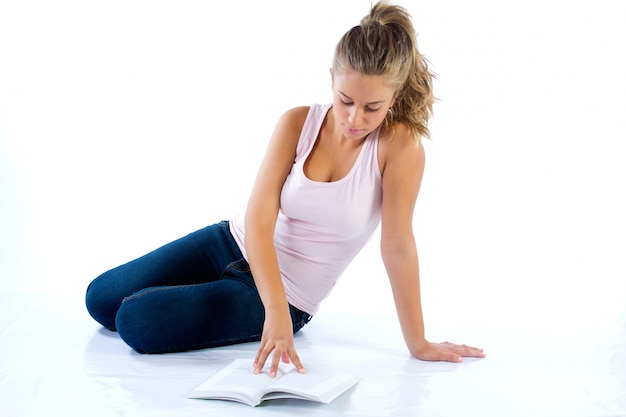 Mujer sentada en el piso y libro de lectura