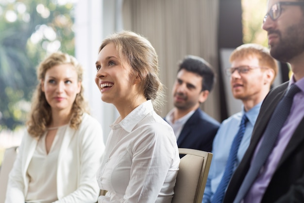 Mujer sentada en el público sonriendo