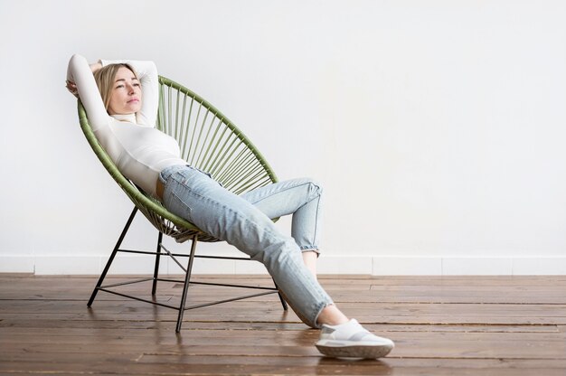 Mujer sentada en una silla de tiro largo