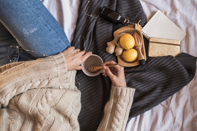 Mujer sentada sobre una manta y hacer jugo