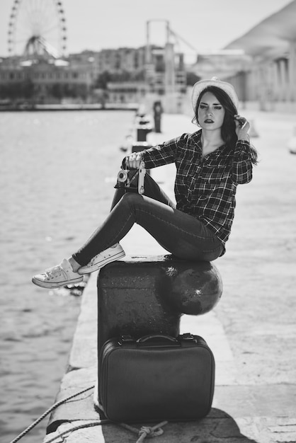 Foto gratuita mujer sentada en un soporte para barcos