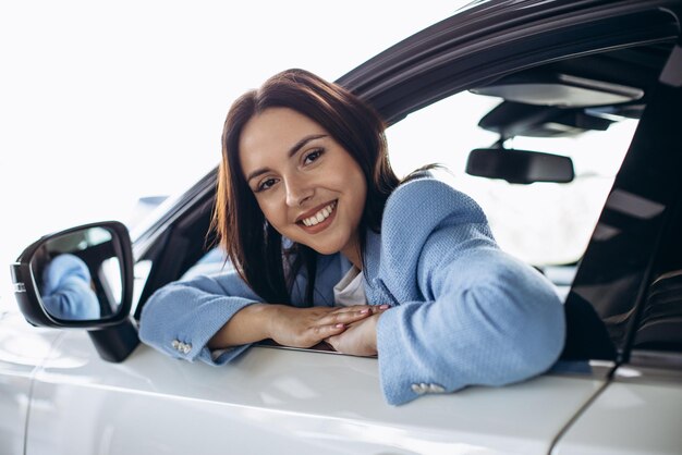 Mujer sentada en su auto nuevo