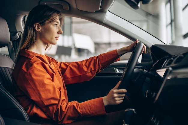 Mujer sentada en su auto nuevo