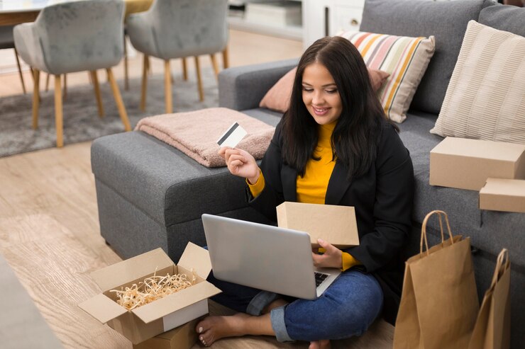 Foto gratuito mujer sentada en el suelo mientras realiza una nueva compra