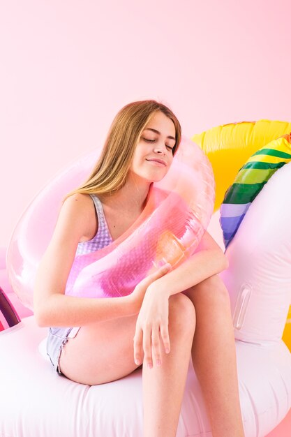 Foto gratuita mujer sentada en unicornio inflable