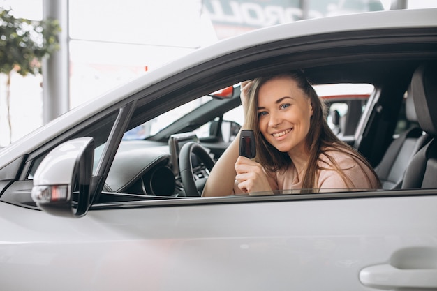 Mujer, sentado, en un coche