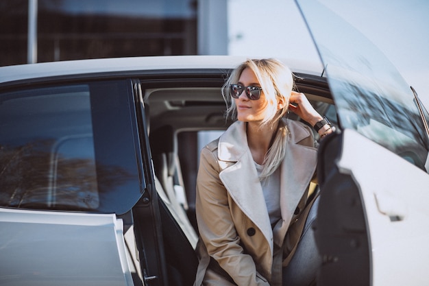 Mujer, sentado, en, electo, coche