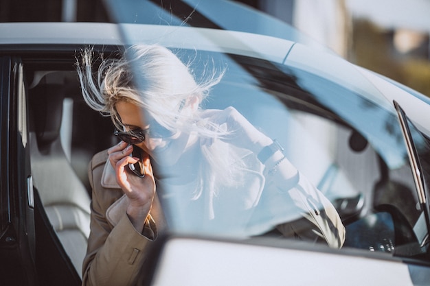 Mujer, sentado, en, electo, coche