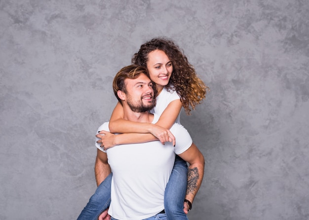 Mujer, sentado, en, hombre, espalda