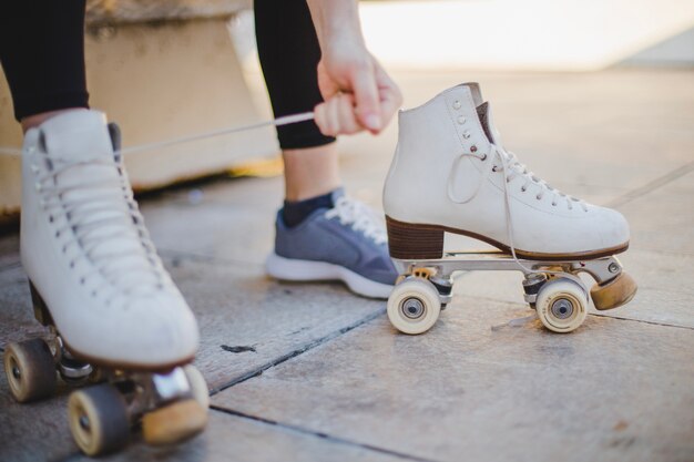 Mujer, sentado, lacing, roller, patines