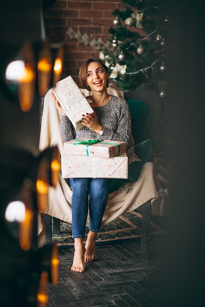 Mujer, sentado, en, silla, por, árbol de navidad