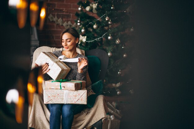 Mujer, sentado, en, silla, por, árbol de navidad