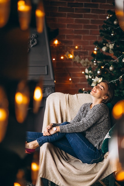 Mujer, sentado, en, silla, por, árbol de navidad