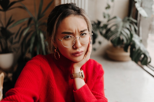 Mujer seria con gafas hace selfie