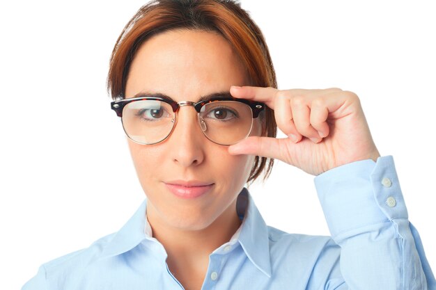 Mujer seria y con gafas negras