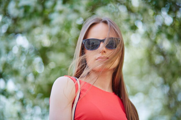 Mujer seria con gafas de sol