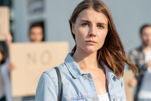 Mujer seria manifestando por la paz mundial