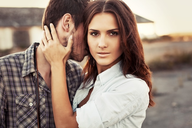 Mujer seria con la mano en el cuello de su novio