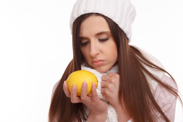 Mujer seria mirando un limón