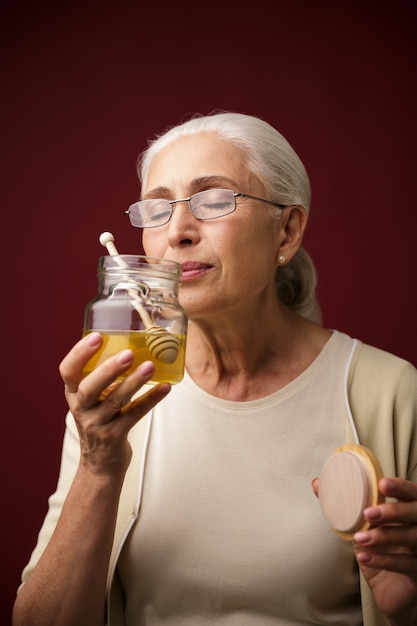 Mujer seria, tenencia, miel