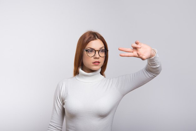 Mujer seria trabajando en realidad virtual