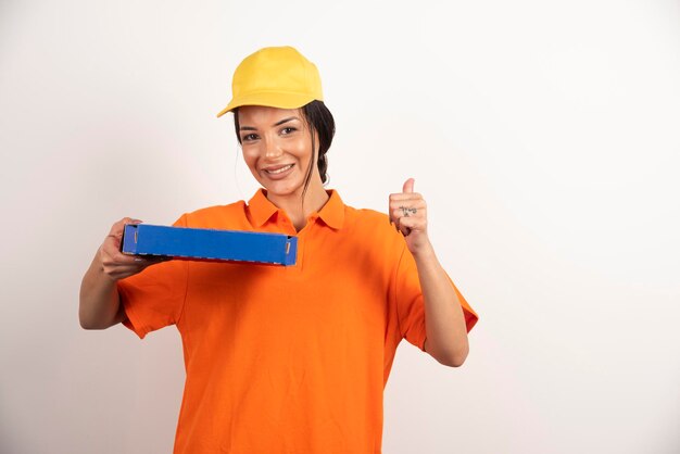 Mujer de servicio de entrega con caja de cartón de pizza.