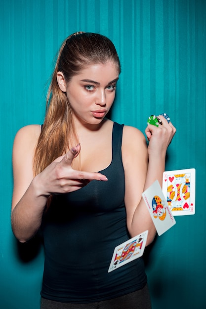 Mujer sexy con cartas de póker