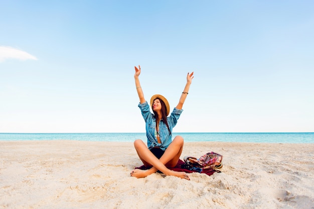 Mujer sexy delgada bronceada perfecta en la playa tropical. Joven rubia divertirse y disfrutar de sus vacaciones de verano.