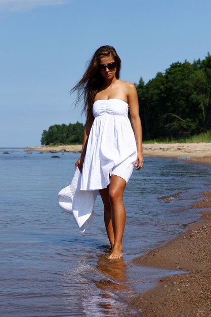 Mujer sexy y hermosa en la playa