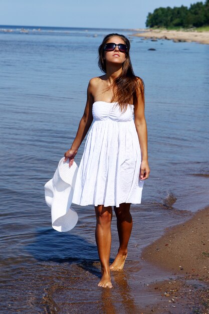 Mujer sexy y hermosa en la playa