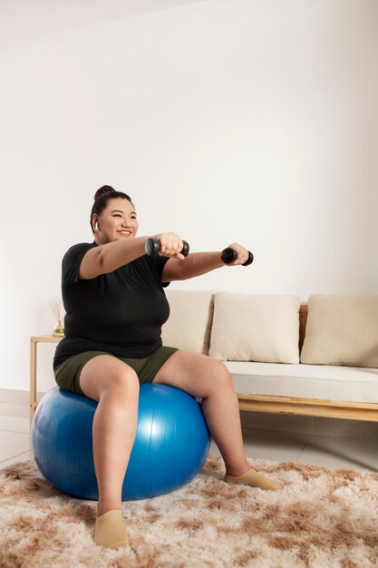 Mujer siguiendo instructor de fitness en línea