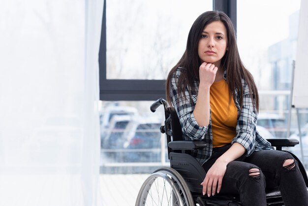 Mujer en silla de ruedas estando triste