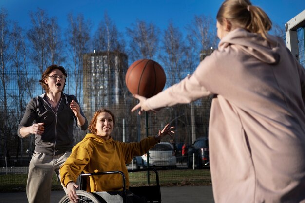 Mujer en silla de ruedas jugando baloncesto vista lateral