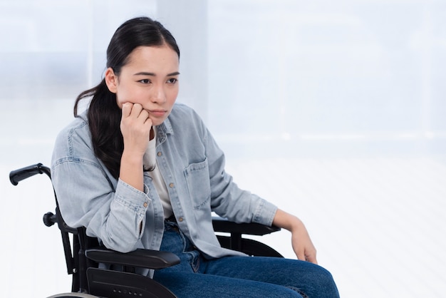 Mujer en silla de ruedas pensando