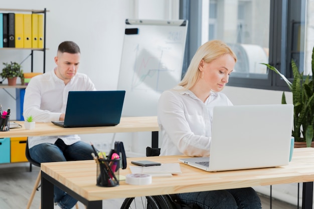 Mujer en silla de ruedas trabajando en su escritorio