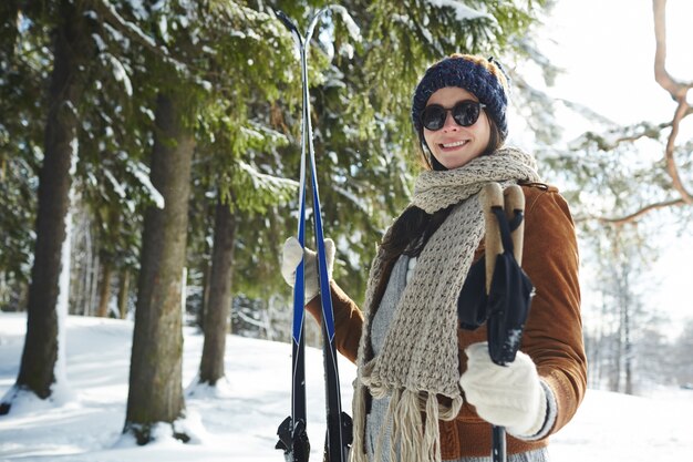 Mujer en ski resort