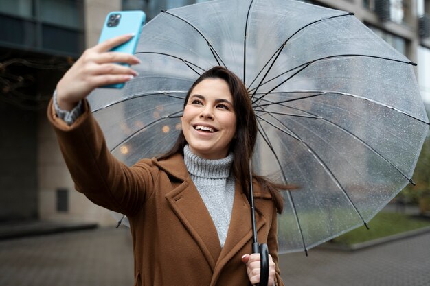 Mujer con smartphone como hábito