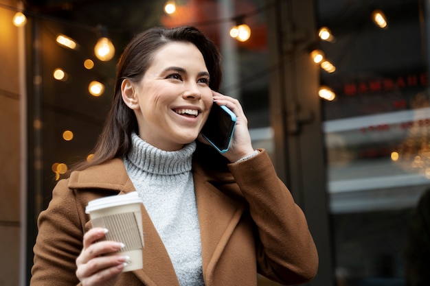 Mujer con smartphone como hábito