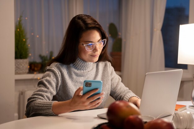 Mujer con smartphone como hábito