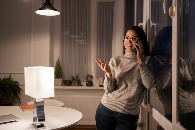 Mujer con smartphone como hábito