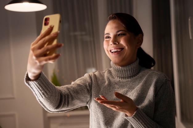 Foto gratuita mujer con smartphone como hábito