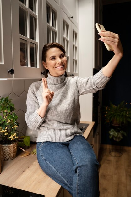 Mujer con smartphone como hábito